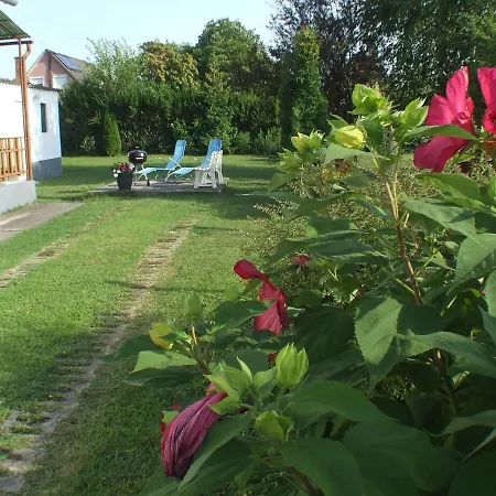 Hibiscus Nyaralo Holiday home *